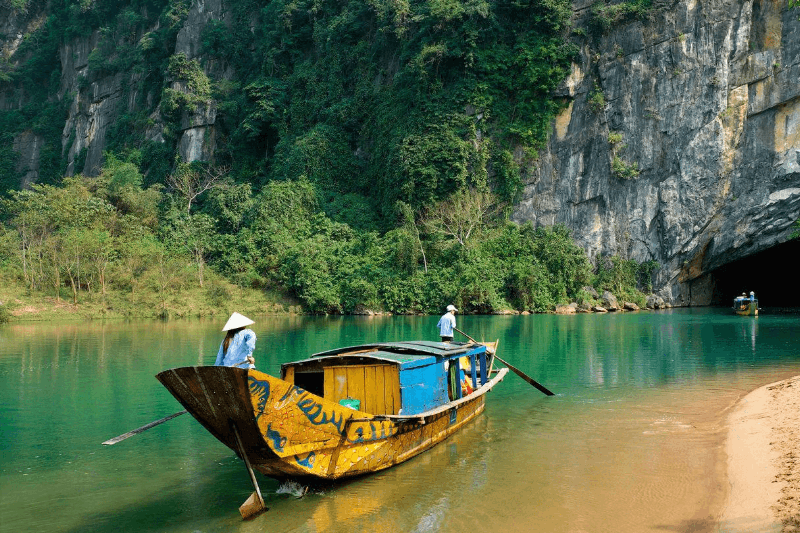 Chiêm ngưỡng vẻ đẹp kỳ vĩ của các hang động bên trong Núi Đá Dựng với những khối thạch nhũ muôn hình vạn trạng